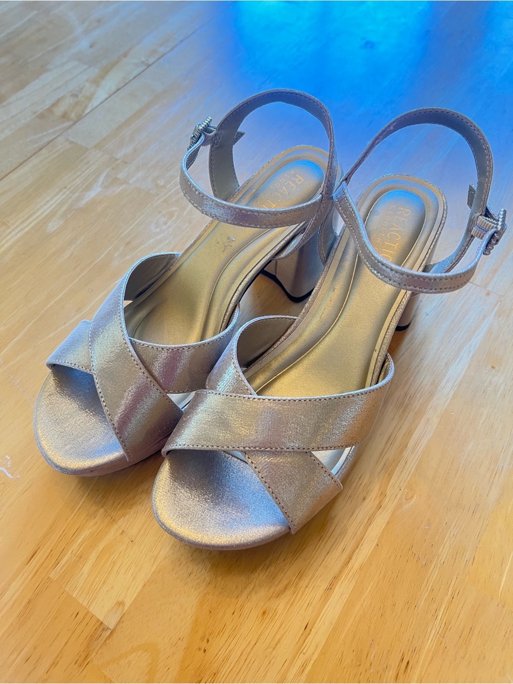 Kenneth Cole Reaction Gold Metallic Platform Heels – Size 8